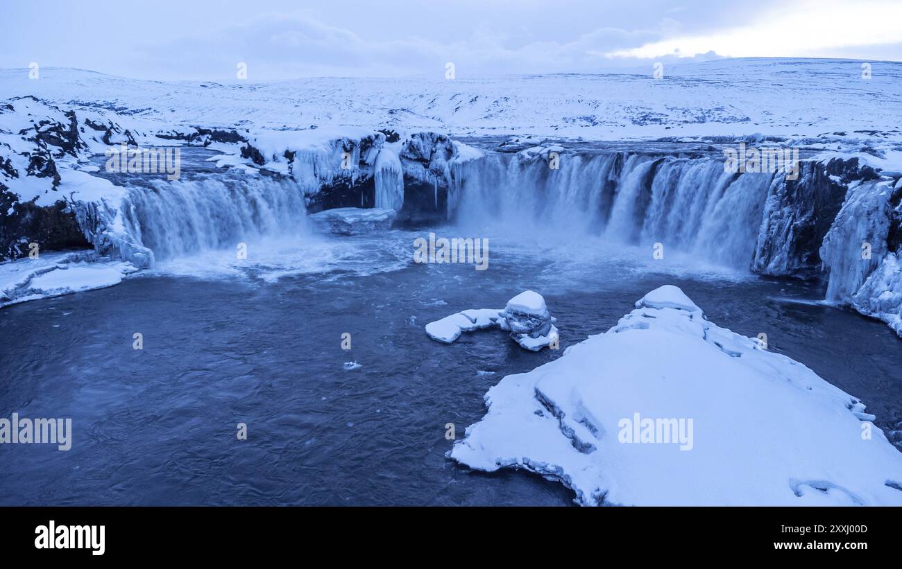 Fantastische Landschaft des gefrorenen Godafoss Wasserfalls bei Sonnenuntergang im Winter, Island, Europa Stockfoto