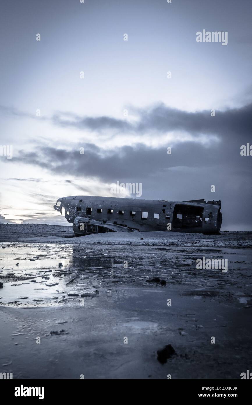 Flugzeugwrack, gekrabbeltes Flugzeug am gefrorenen Solheimasandur Strand im Winter mit Schnee in Island Stockfoto