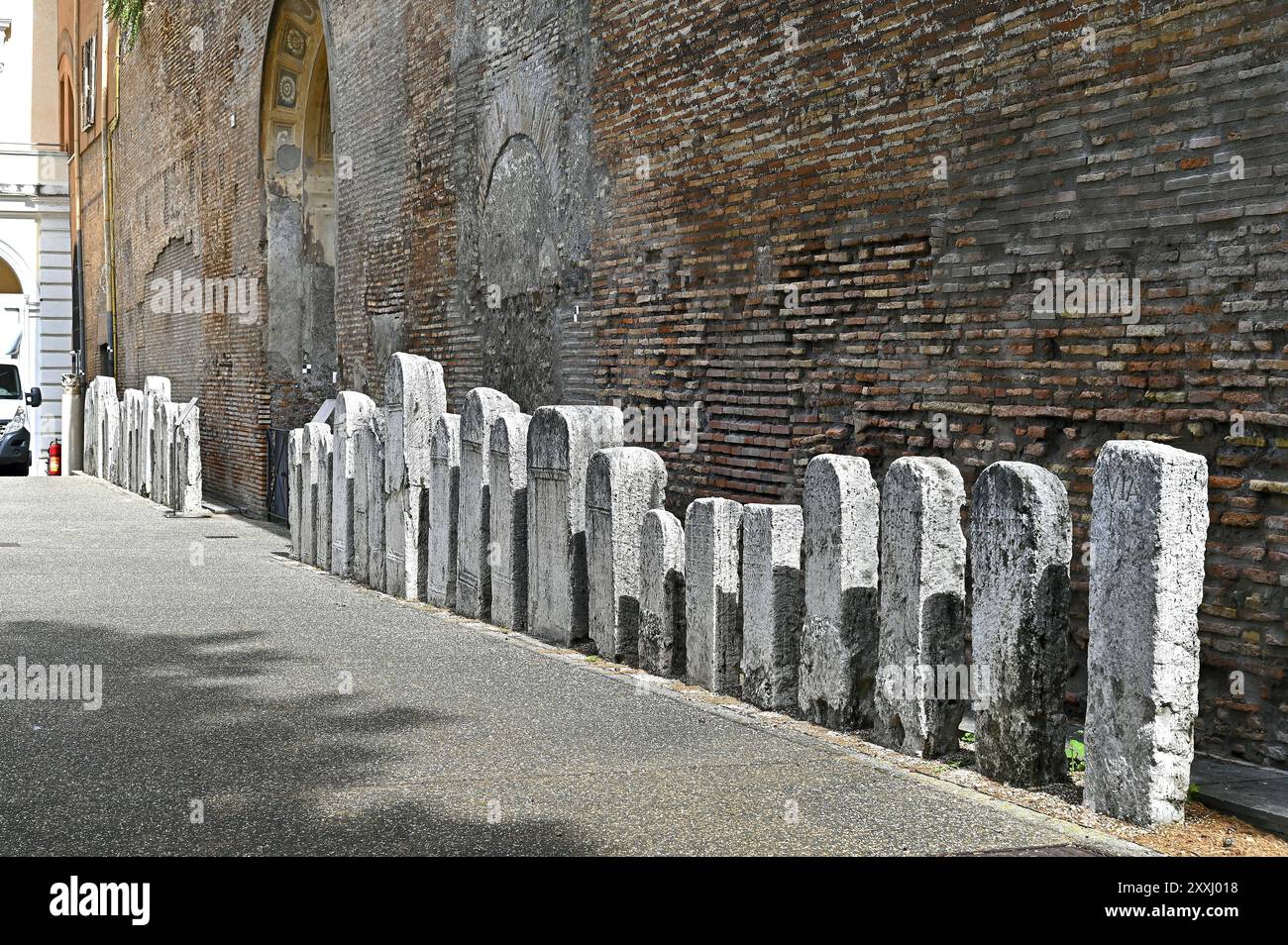 Eine Reihe von alten Grabplatten Stockfoto