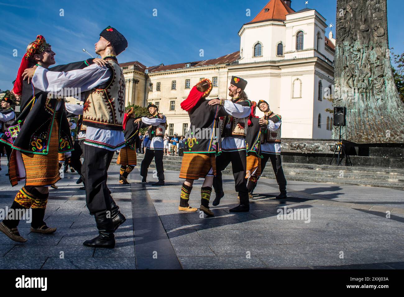 Lemberg, Ukraine, 24. August 2024 Eine Gruppe von Tänzern in traditionellen ukrainischen Outfits nimmt an einer Musik- und Tanzvorstellung im zentrum der Stadt Lemberg Teil Stockfoto