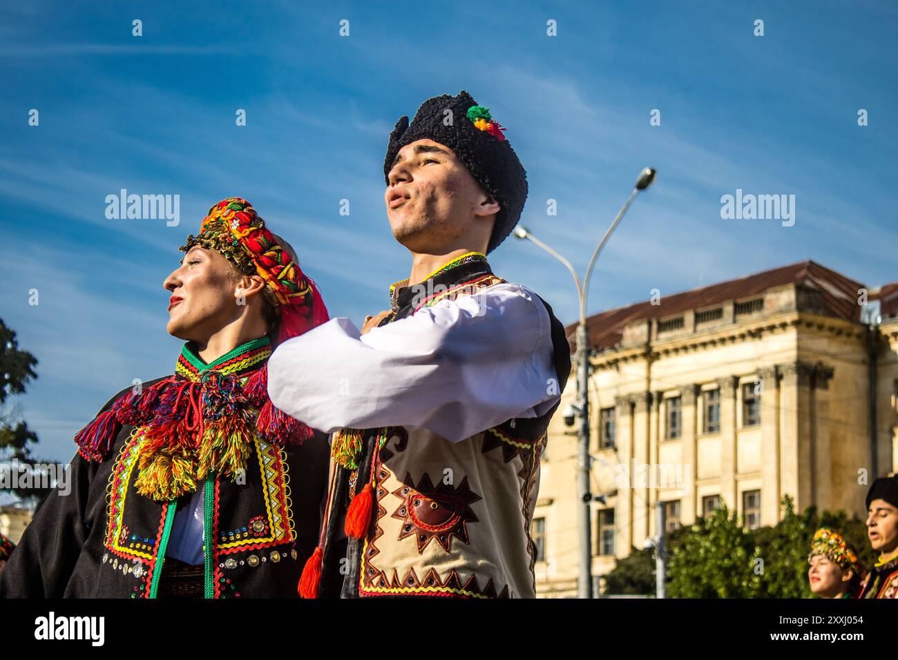 Lemberg, Ukraine, 24. August 2024 Eine Gruppe von Tänzern in traditionellen ukrainischen Outfits nimmt an einer Musik- und Tanzvorstellung im zentrum der Stadt Lemberg Teil Stockfoto