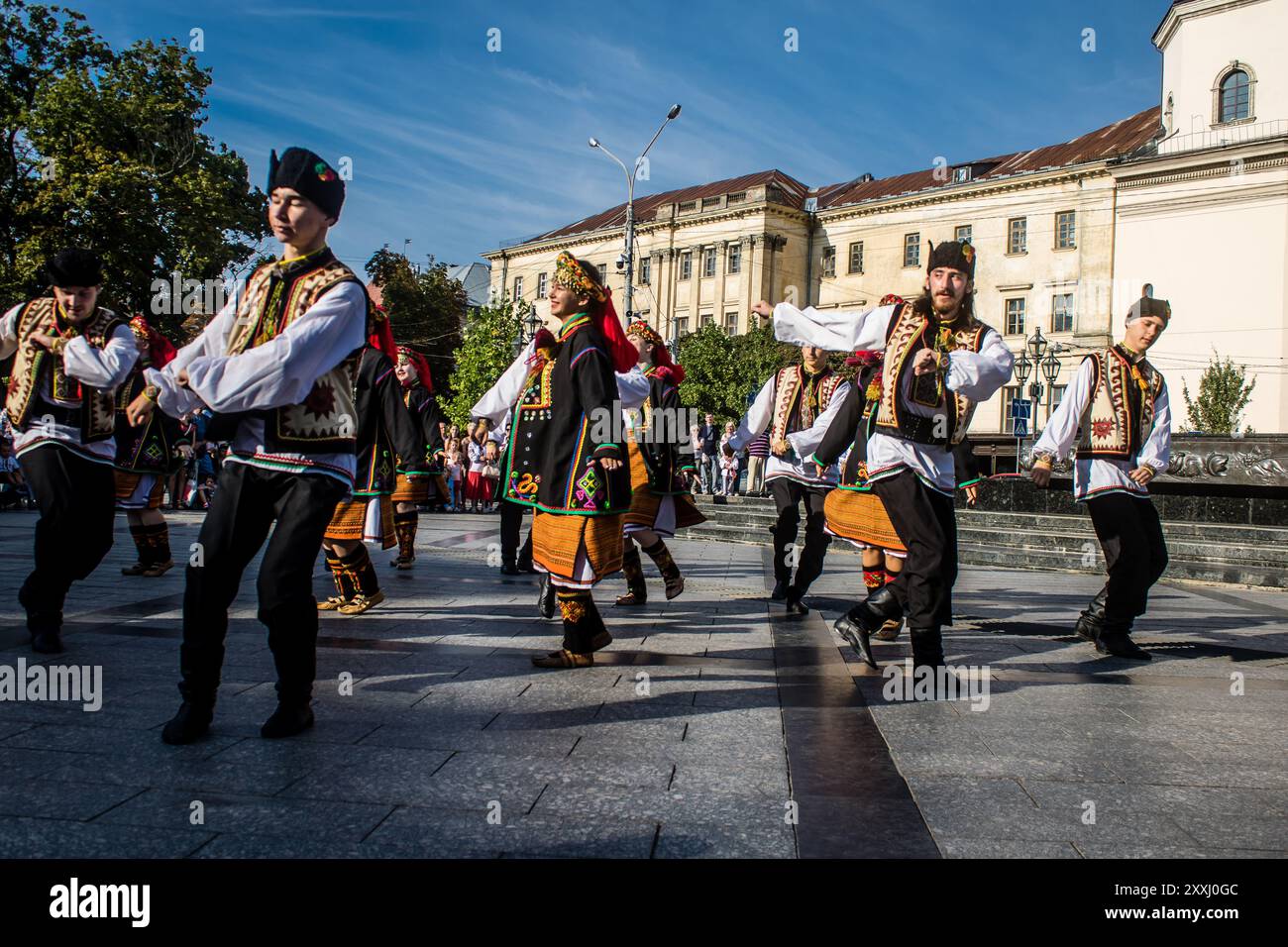 Lemberg, Ukraine, 24. August 2024 Eine Gruppe von Tänzern in traditionellen ukrainischen Outfits nimmt an einer Musik- und Tanzvorstellung im zentrum der Stadt Lemberg Teil Stockfoto