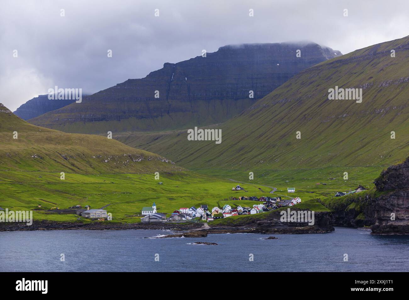 Kleines Dorf in einem Tal an der Küste der Färöer Inseln Stockfoto