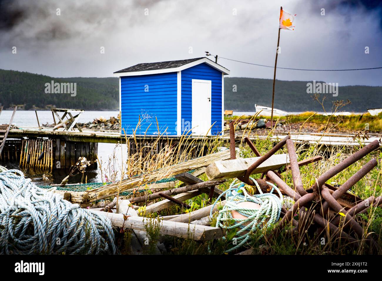 Hearts Content Newfoundland Canada, 23. September 2022: Fischerhütte blau auf einem hölzernen Dock entlang der Ostküste des Atlantischen Kanadas Stockfoto