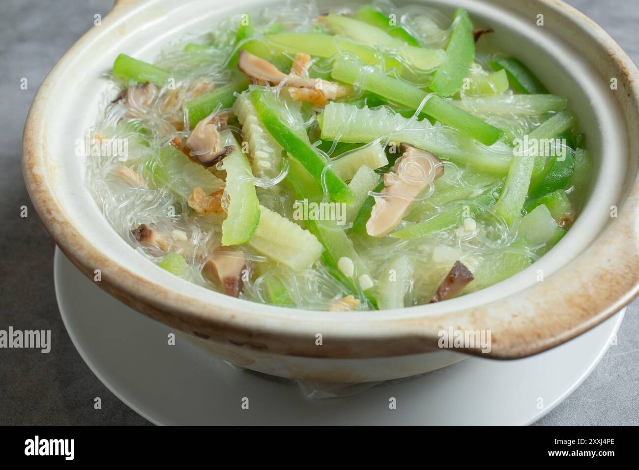 Ein Blick auf eine große Schüssel Squash-Vermicelli. Stockfoto