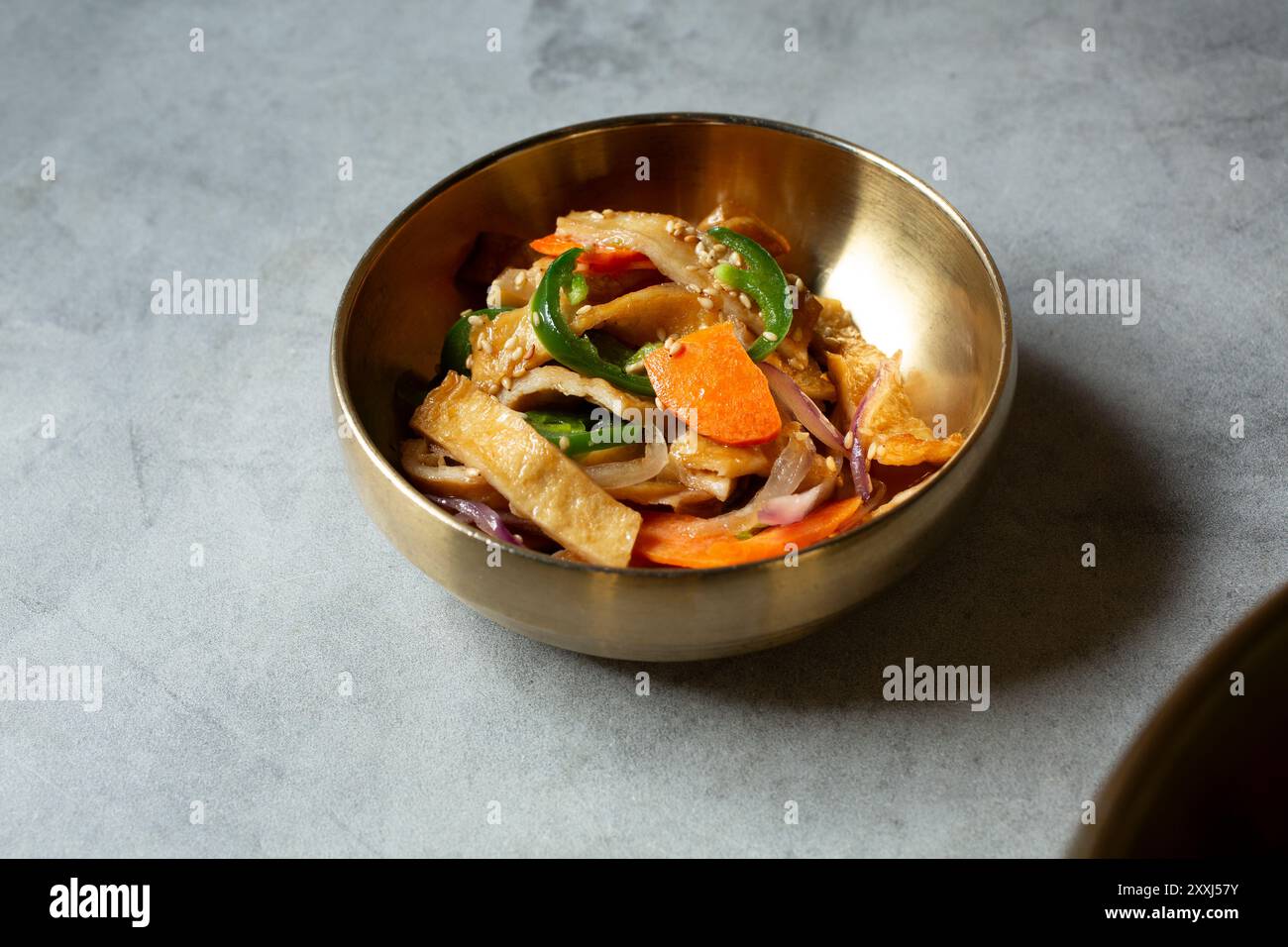 Blick auf eine kleine Schüssel gebratener Fischkuchen Banchan. Stockfoto