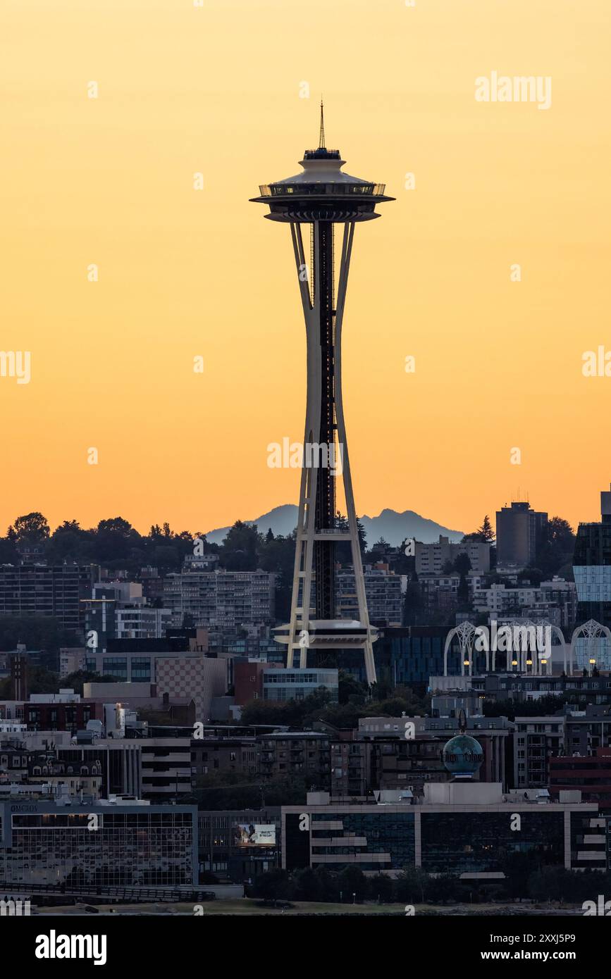 Blick auf die Space Needle bei Sonnenaufgang - Downtown Seattle, Washington, USA Stockfoto