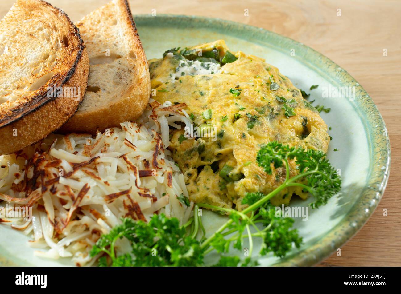 Ein Blick auf eine Kräuter-Frischkäse-Spargel-Omelettplatte. Stockfoto