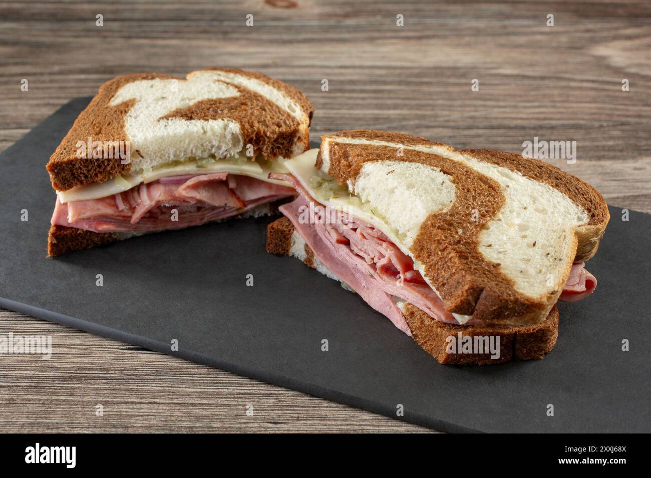 Blick auf ein Halal-Sandwich auf Marmor-Roggen. Stockfoto