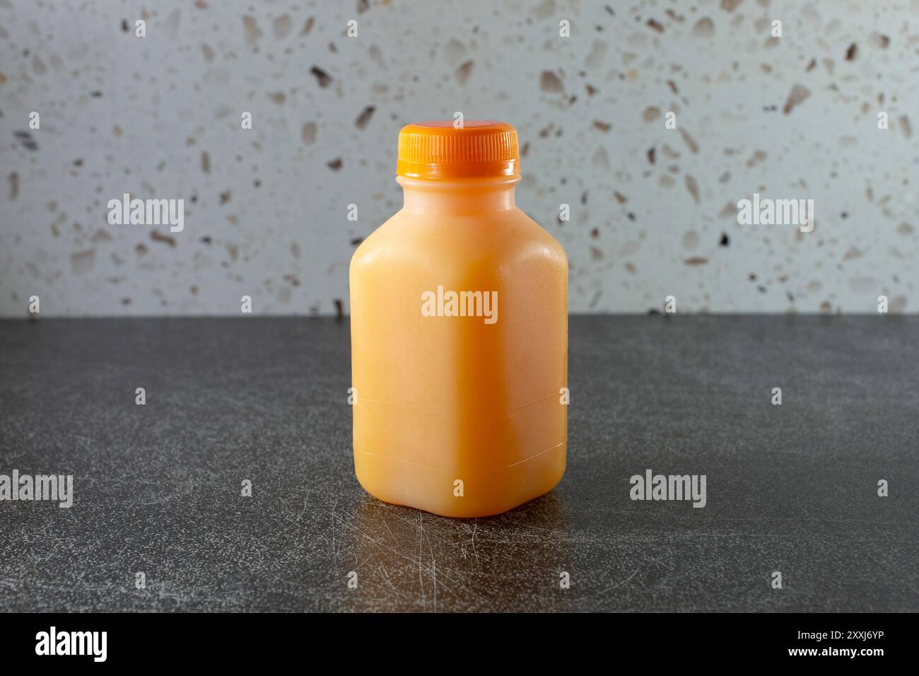 Blick auf eine Flasche Orangensaft in einer Menüoption. Stockfoto