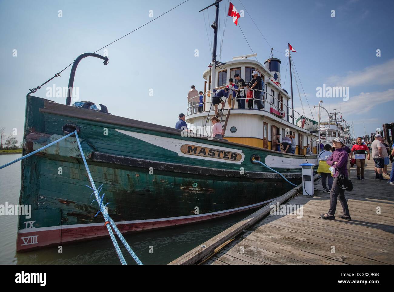 Richmond, Kanada. August 2024. Besucher erkunden verschiedene Schiffe, die am Dock ausgestellt werden, während des 21. Jährlichen Richmond Maritime Festivals in Richmond, British Columbia, Kanada, 24. August 2024. Die zweitägige Veranstaltung begann hier am Samstag. Quelle: Liang Sen/Xinhua/Alamy Live News Stockfoto