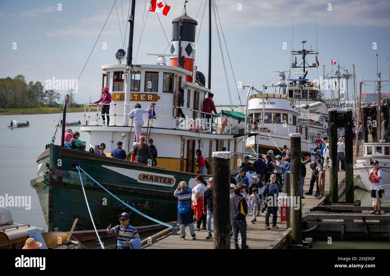 Richmond, Kanada. August 2024. Besucher erkunden verschiedene Schiffe, die am Dock ausgestellt werden, während des 21. Jährlichen Richmond Maritime Festivals in Richmond, British Columbia, Kanada, 24. August 2024. Die zweitägige Veranstaltung begann hier am Samstag. Quelle: Liang Sen/Xinhua/Alamy Live News Stockfoto