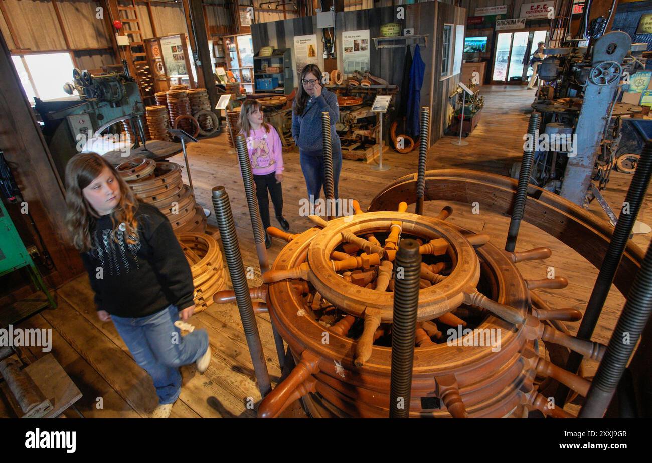 Richmond, Kanada. August 2024. Während des 21. Jährlichen Richmond Maritime Festivals in Richmond, British Columbia, Kanada, am 24. August 2024, besuchen die Menschen eine alte Fabrik für Holzräder. Die zweitägige Veranstaltung begann hier am Samstag. Quelle: Liang Sen/Xinhua/Alamy Live News Stockfoto