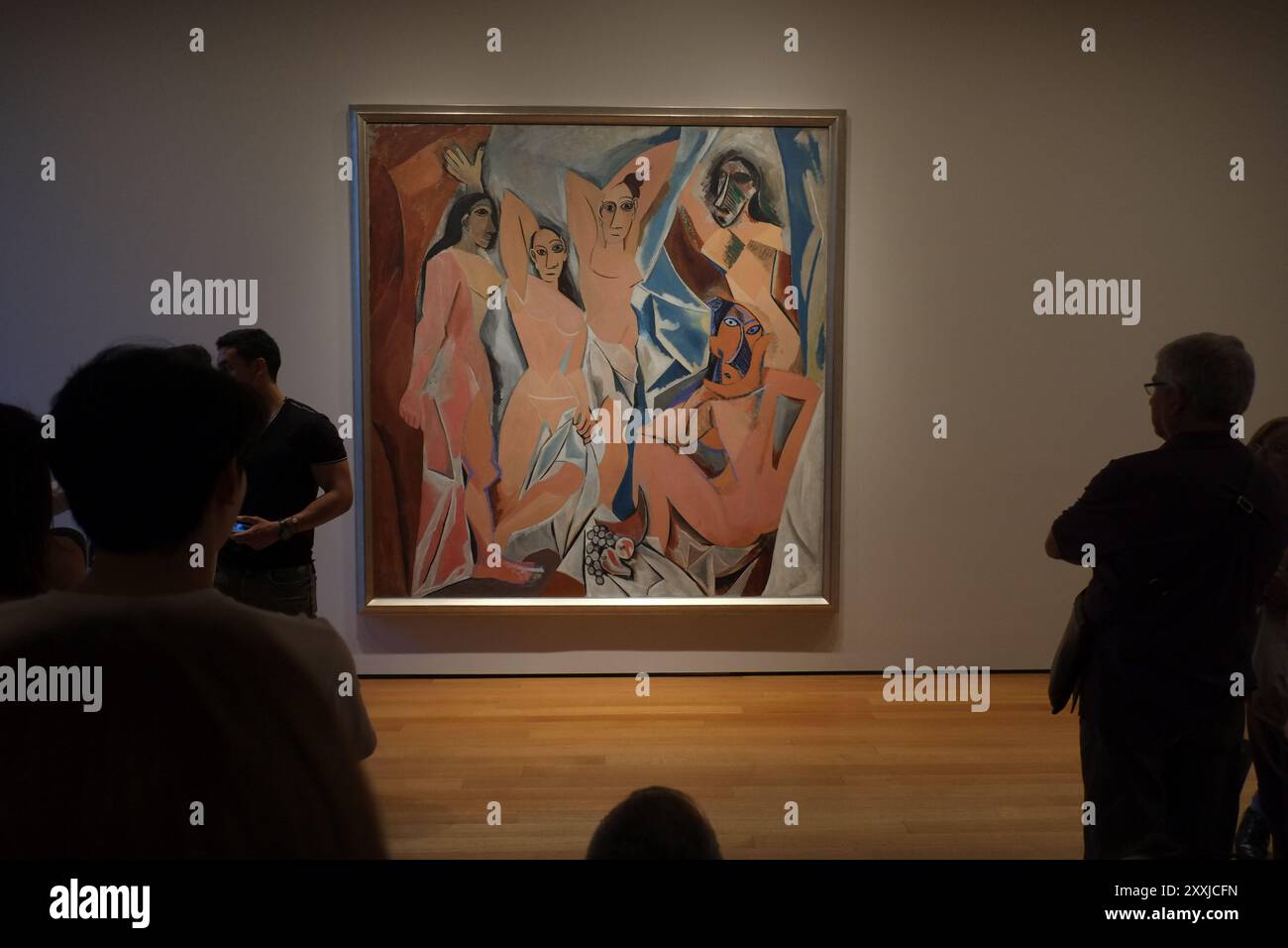 MoMA-Besucher sehen Pablo Picassos Les Demoiselles d'Avignon - das Museum of Modern Art NYC Stockfoto