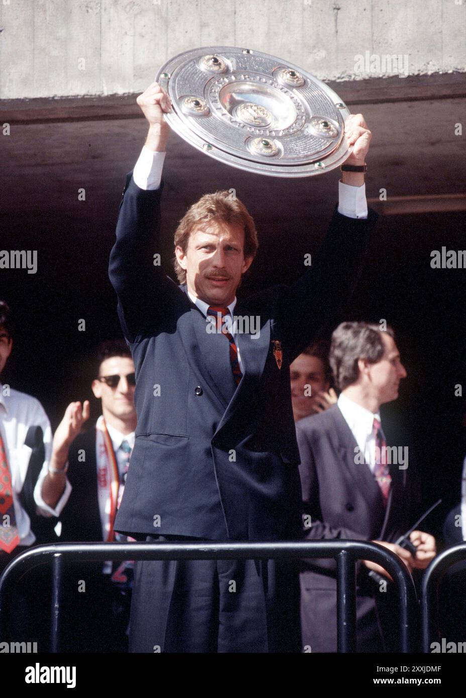 ARCHIVFOTO: Christoph DAUM starb im Alter von 70 Jahren. Trainer Christoph DAUM mit der Meisterschafttrophäe VFB Stuttgart Deutscher Fußballmeister 1992; Meisterschaftsfeier VfB Stuttgart am 17. Mai 1992 in Stuttgart ? Stockfoto ARCHIVFOTO: Christoph DAUM starb im Alter von 70 Jahren. Trainer Christoph DAUM mit der Meisterschafttrophäe VFB Stuttgart Deutscher Fußballmeister 1992; Meisterschaftsfeier VfB Stuttgart am 17. Mai 1992 in Stuttgart ? Stockfoto
