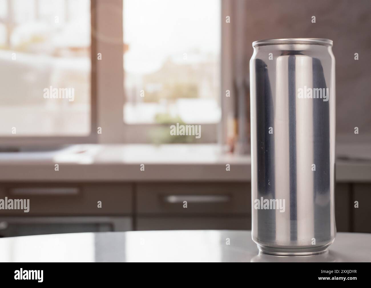 Eine Metalldose mit einem Getränk auf dem Tisch in der Küche, Makro. Stockfoto
