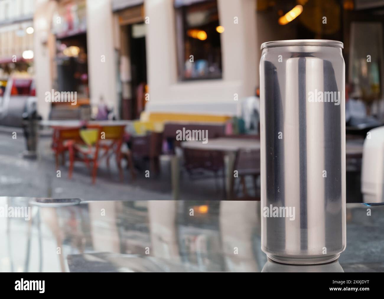 Eine Metalldose mit einem Drink auf dem Tisch eines Straßencafés, Makro. Stockfoto