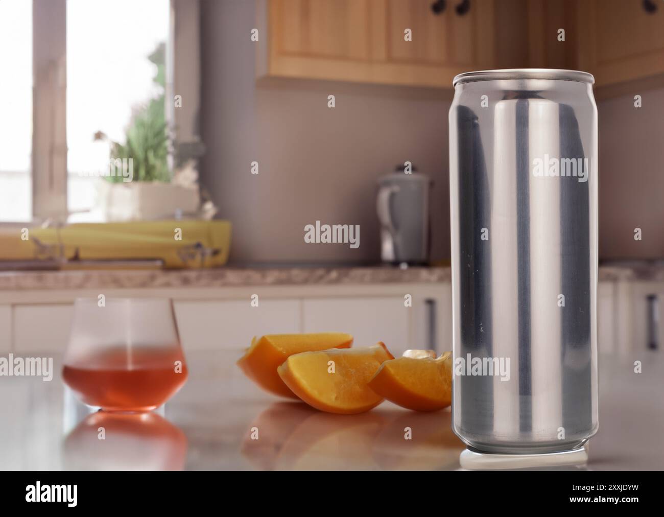 Eine Metalldose mit einem Getränk auf dem Tisch in der Küche, Makro. Stockfoto