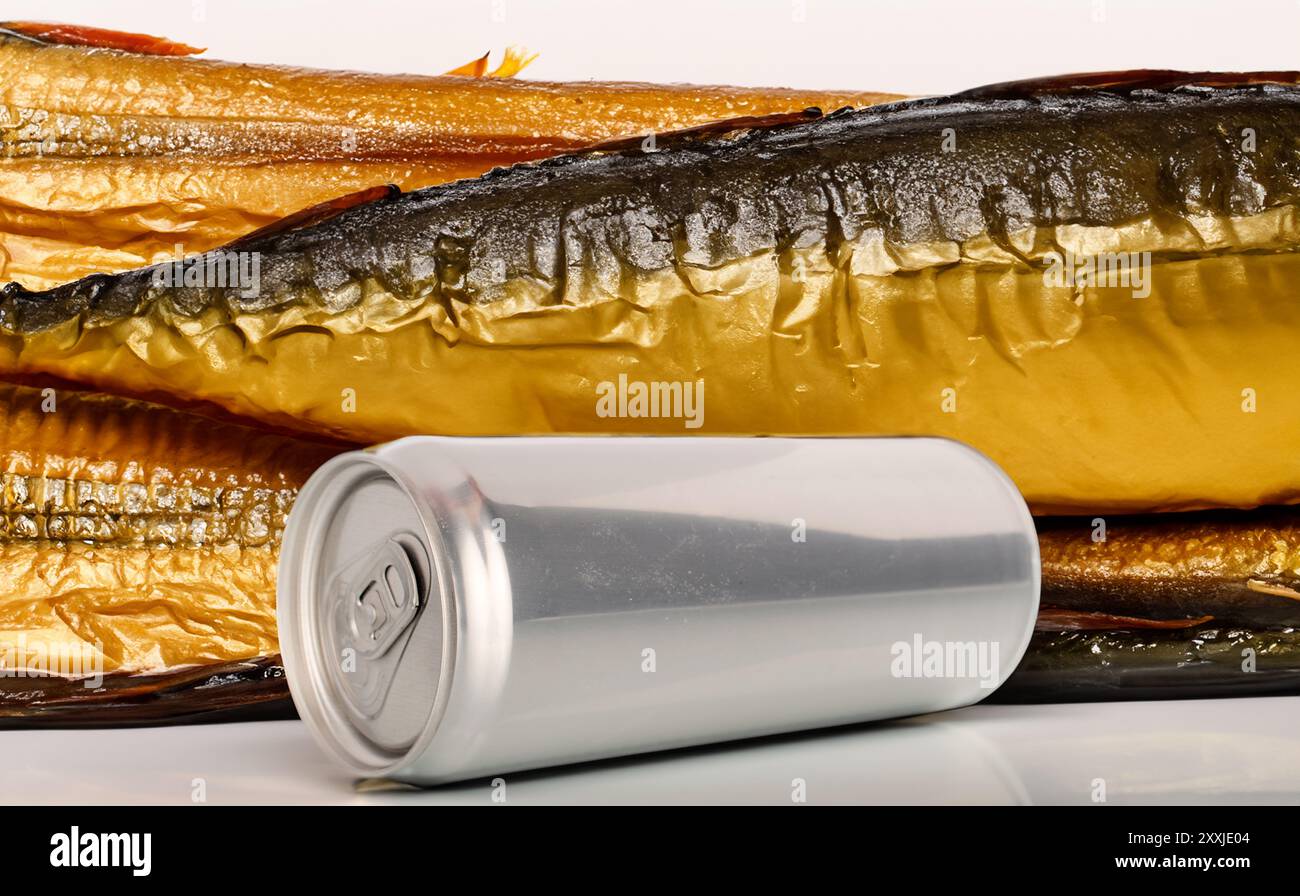 Eine Metalldose mit Getränk auf dem Tisch mit geräuchertem Fisch, Makro. Stockfoto