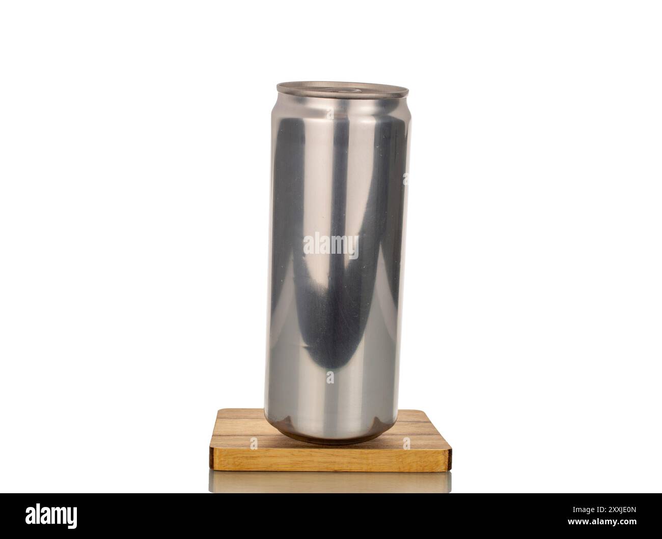 Metalldose mit Getränk auf Holzständer, Makro, isoliert auf weißem Hintergrund. Stockfoto