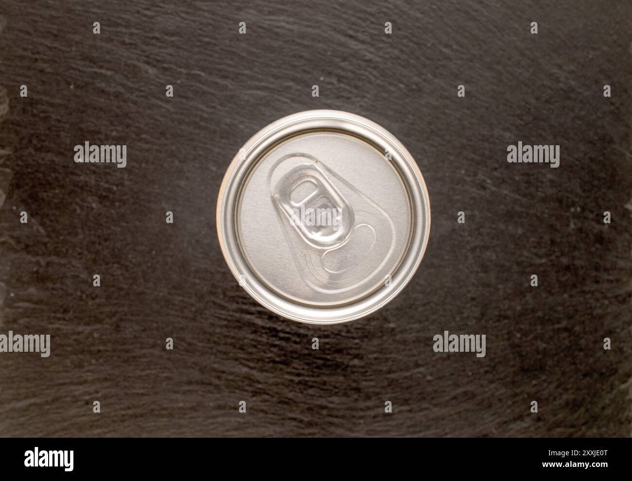 Zwei Metalldosen mit Getränk auf Schieferstein, Makro, Blick von oben. Stockfoto