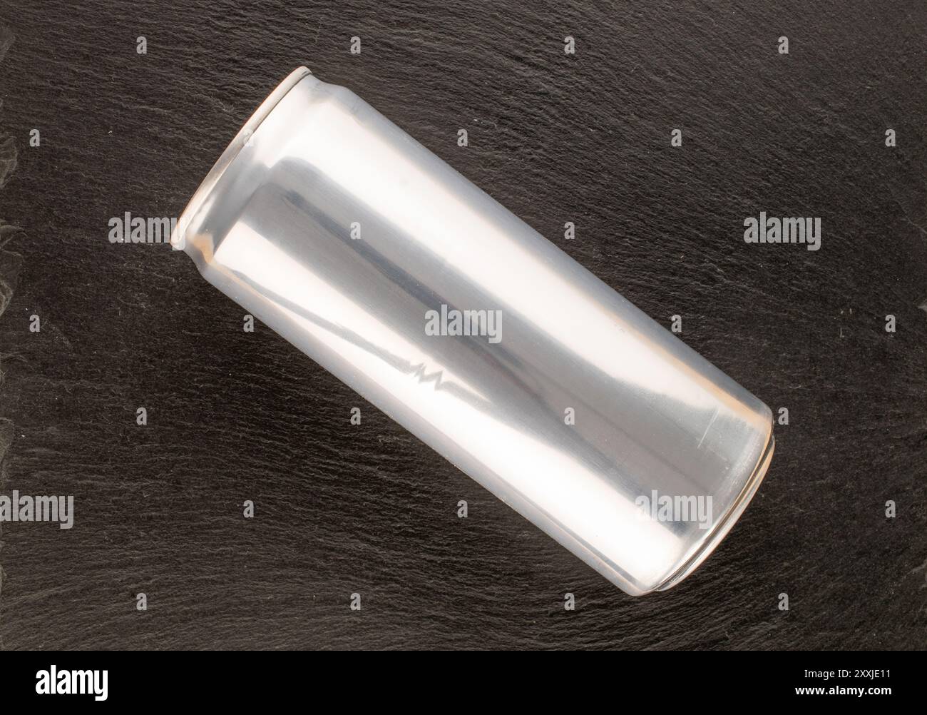 Zwei Metalldosen mit Getränk auf Schieferstein, Makro, Blick von oben. Stockfoto