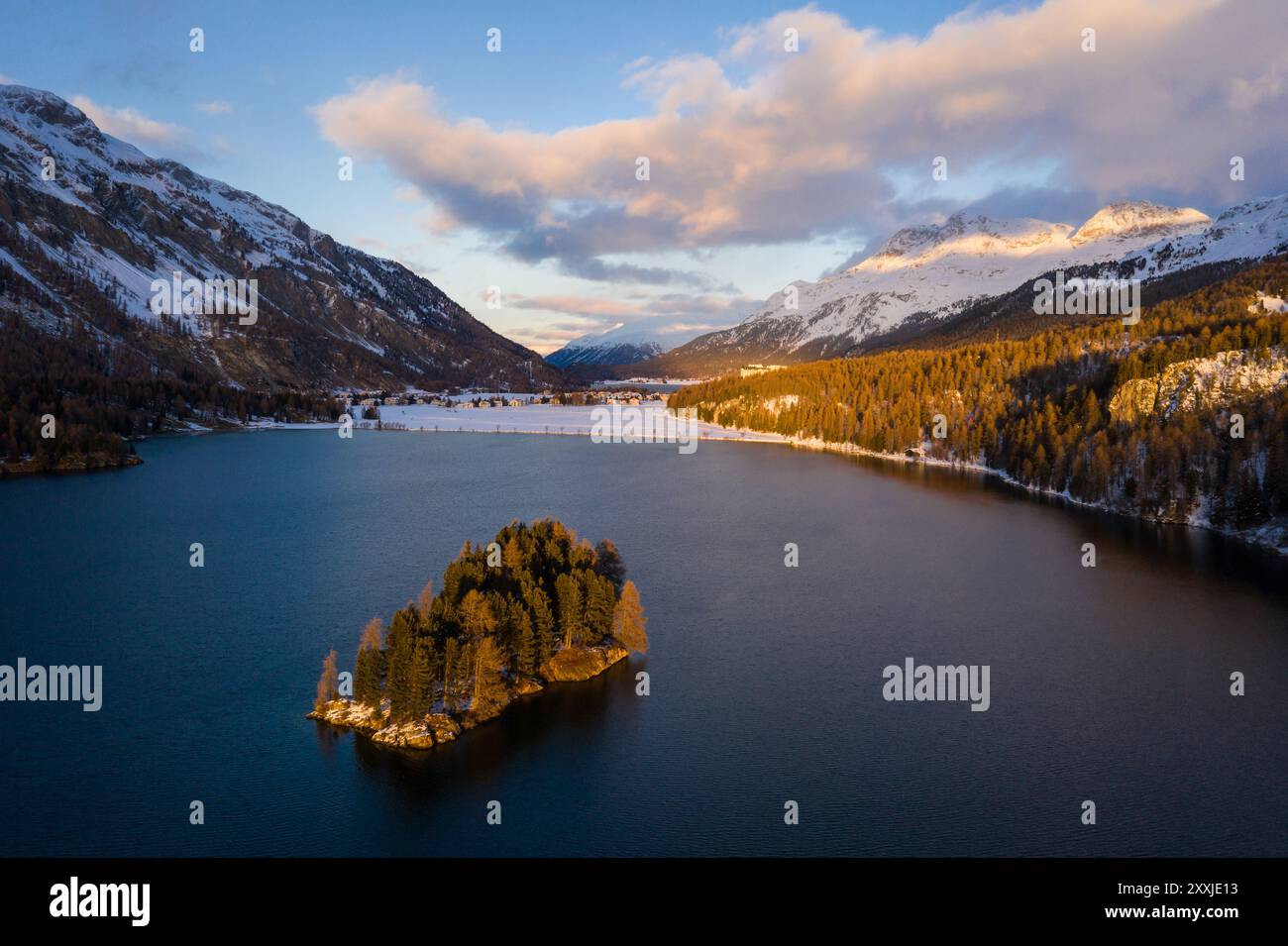 Silsersee, Schweiz: Dramatische Luftaufnahme des Sonnenuntergangs über dem Silsersee im Winter im Engadiner Tal im Kanton Graubünden in der Schweiz Stockfoto