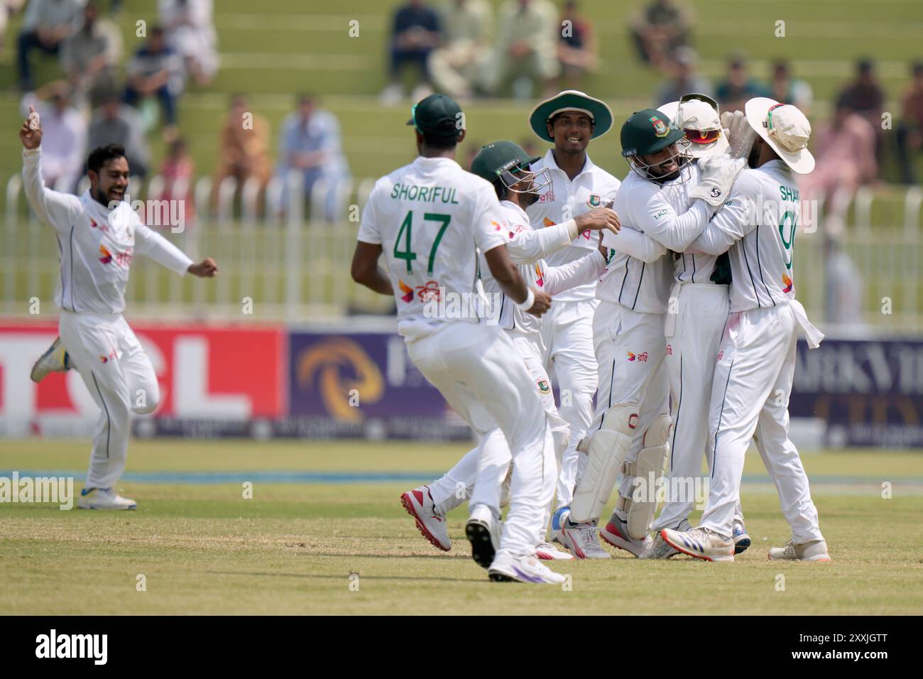 Bangladesh's Shadman Islam, second right, celebrates with teammates after the dismissal of Pakistan's Salman Ali Agha during the fifth day of first cricket test match between Pakistan and Bangladesh, in Rawalpindi, Pakistan, Sunday, Aug. 25, 2024. (AP Photo/Anjum Naveed) Stockfoto