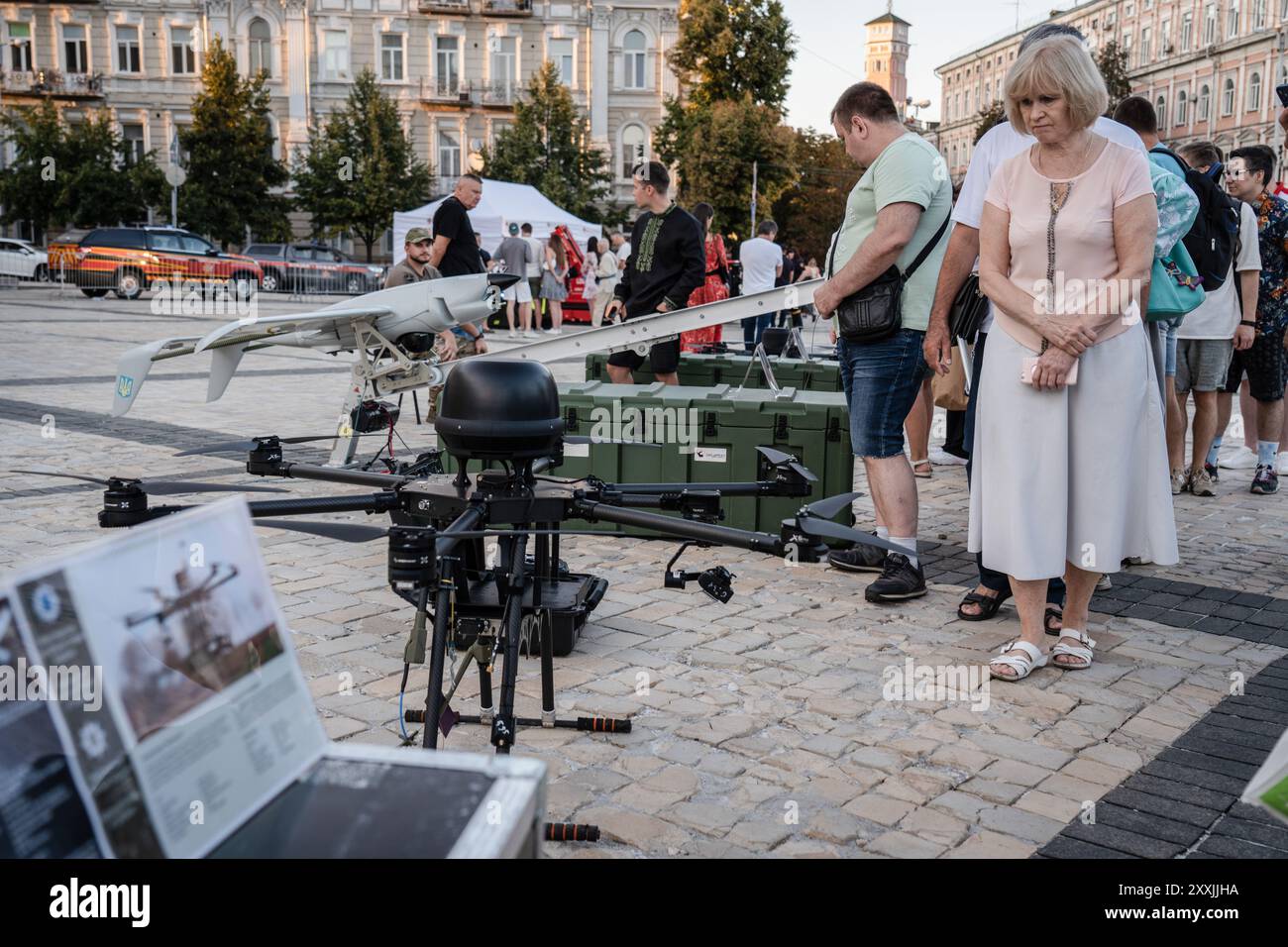 Kiew, Ukraine. August 2024. Eine Frau, die auf ein unbemanntes Luftfahrzeug blickt, das möglicherweise an vorderster Front eingesetzt wird. Das ukrainische Innenministerium stellt unbemannte Waffen und Robotik vor, einschließlich Aufklärungs-UAVs, Unterwasserdrohnen, Fahrzeuge und Ausrüstung, die künftig an vorderster Front eingesetzt werden, und andere Aspekte. Kiew hielt am Unabhängigkeitstag eine Militärparade ab, hat sie aber seit Kriegsbeginn 2022 ausgesetzt. Quelle: SOPA Images Limited/Alamy Live News Stockfoto