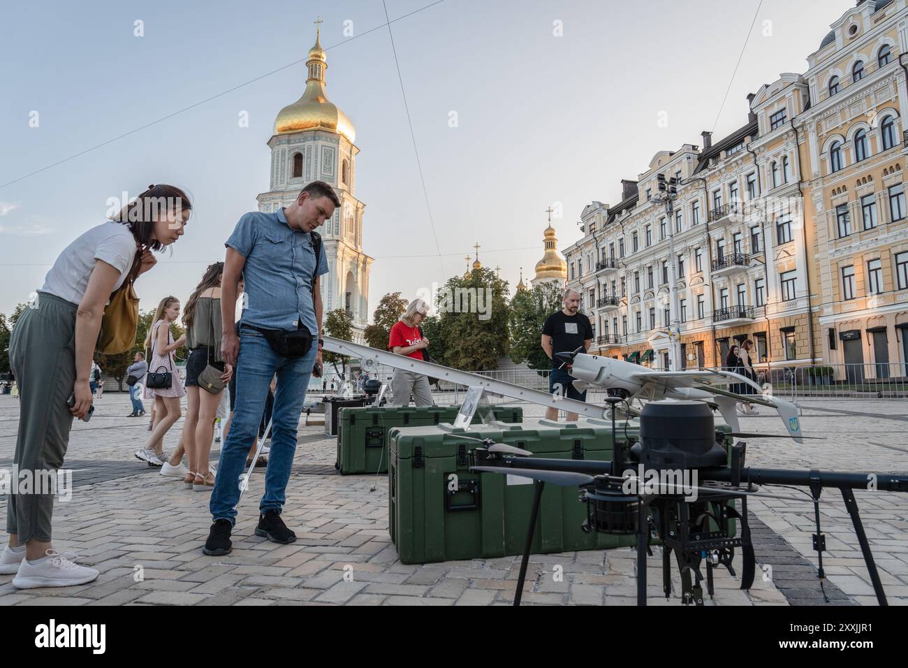 Kiew, Ukraine. August 2024. Zwei Personen sehen sich ein unbemanntes Luftfahrzeug an, das möglicherweise an vorderster Front eingesetzt wird. Das ukrainische Innenministerium stellt unbemannte Waffen und Robotik vor, einschließlich Aufklärungs-UAVs, Unterwasserdrohnen, Fahrzeuge und Ausrüstung, die künftig an vorderster Front eingesetzt werden, und andere Aspekte. Kiew hielt am Unabhängigkeitstag eine Militärparade ab, hat sie aber seit Kriegsbeginn 2022 ausgesetzt. (Foto: Ashley Chan/SOPA Images/SIPA USA) Credit: SIPA USA/Alamy Live News Stockfoto