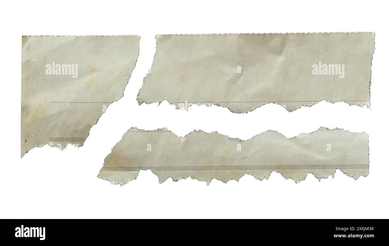 Kleine Stücke der zerrissenen alten Zeitung auf weißem Hintergrund mit Schneidepfad Stockfoto