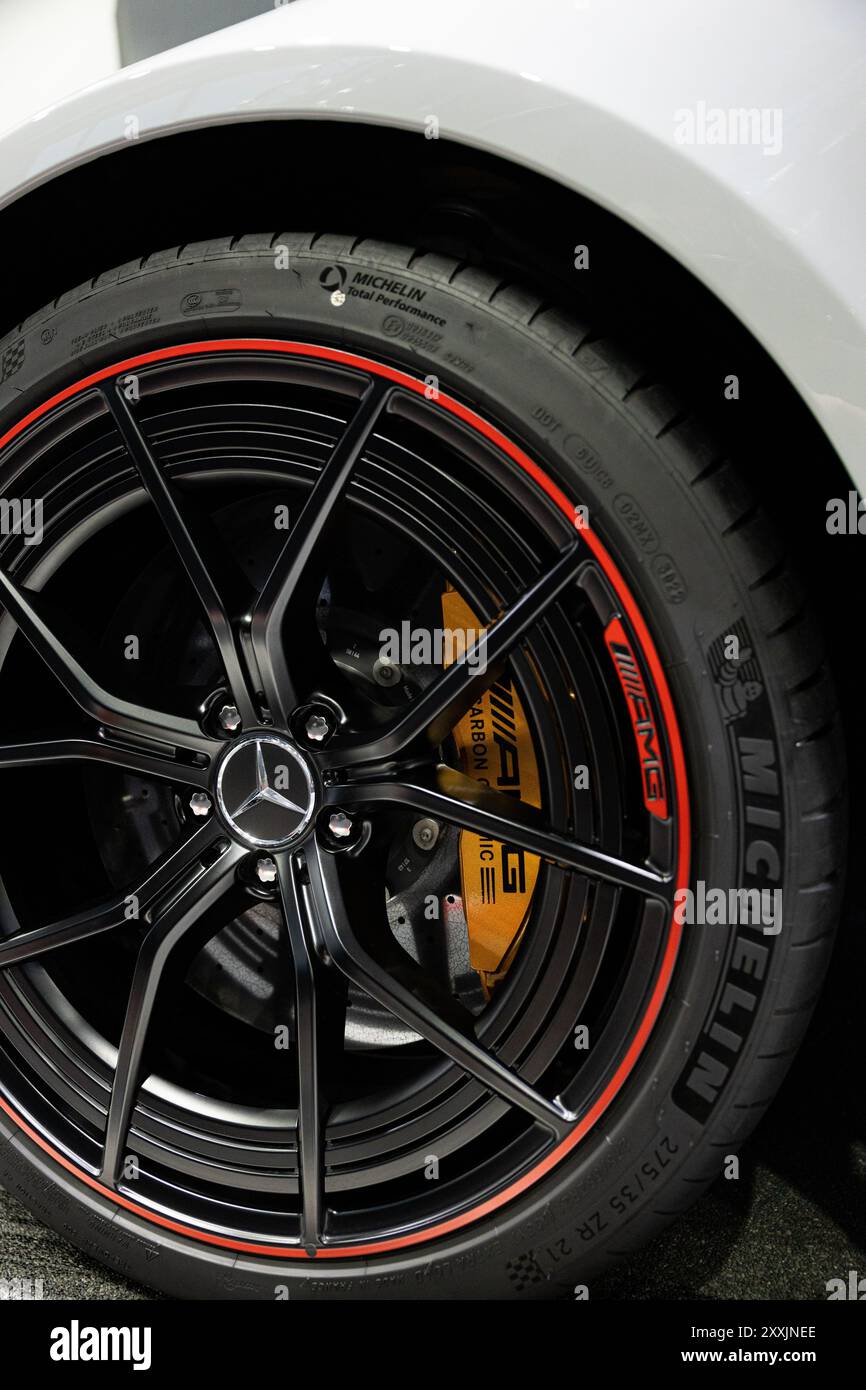 Mercedes Benz Mercedes – AMG GT 63 S E Car Vorderreifen und Leichtmetallfelgen Stockfoto