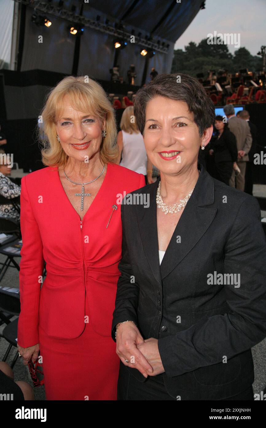 Konzert für Europa 2007 Wiener Philharmoniker unter Valerie Gergiev Wien, Schloss Schönbrunn, 24.5.2007 Dagmar Koller, Barbara Prammer - Archivbild Wien Österreich Oesterreich *** Konzert für Europa 2007 Wiener Philharmoniker unter Valerie Gergiev Wien, Schloss Schönbrunn, 24 5 2007 Dagmar Koller, Barbara Prammer Archivbild Wien Österreich Österreich vr 2528799 Stockfoto