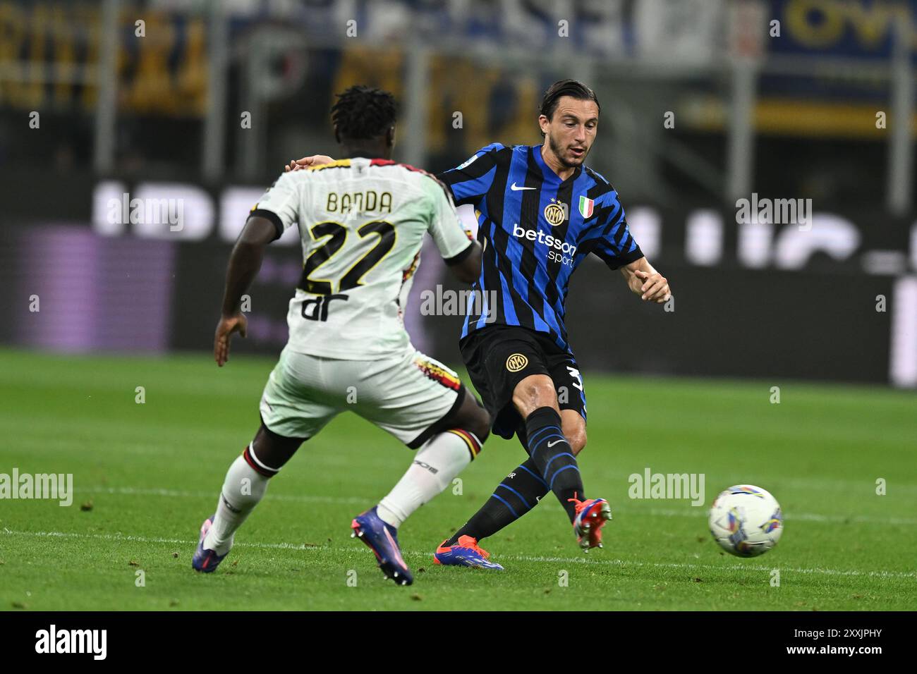 Matteo Darmian (Inter)Lameck Banda (Lecce) während des italienischen Spiels der Serie A zwischen Inter 2-0 Lecce im Giuseppe Meazza Stadion am 24. August 2024 in Mailand. (Foto: Maurizio Borsari/AFLO) Stockfoto