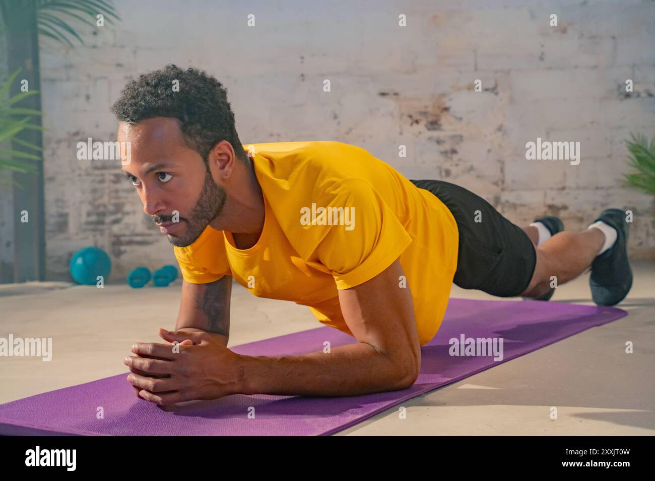 Muskulöser schwarzer Mann, der Plank spielt. Fitness-Workout-Konzept. Stockfoto