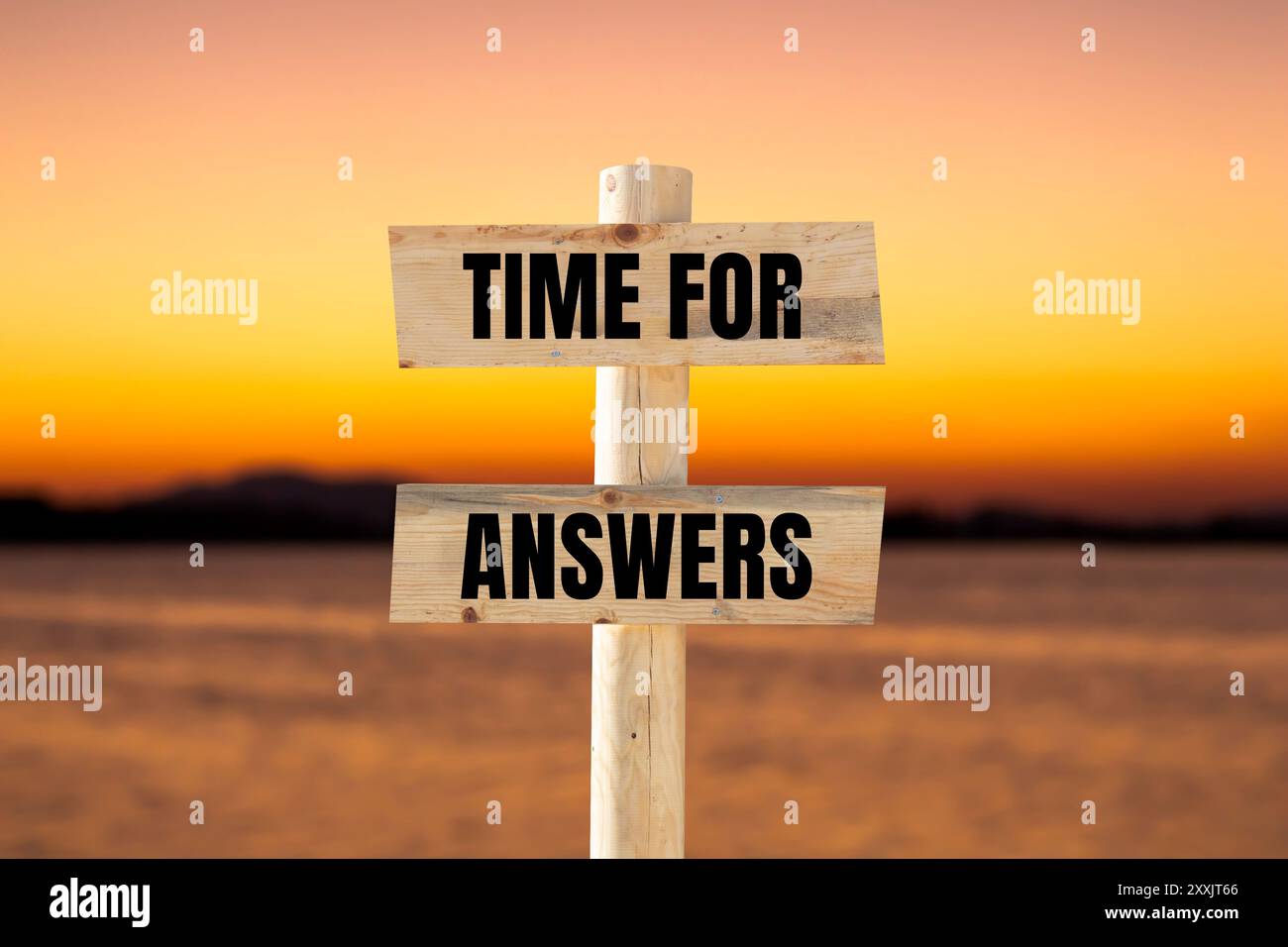 Zeit für Antworten Nachricht auf Holzschild mit verschwommenem See Hintergrund. Symbol für die konzeptionelle Zeit für Antworten. Kopierbereich. Stockfoto