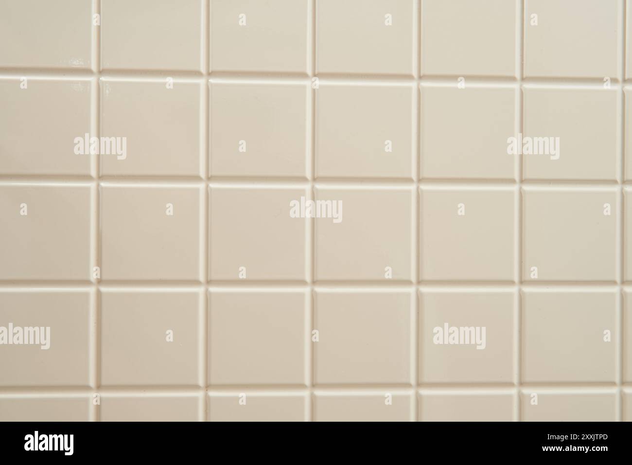 Weiße Betonfliesen Wand Moderne Böden und Texturen Quadratisches Keramikmosaikwürfelmuster für Heimideen Business und für die Dekoration des Schlafzimmers. Marmor Stockfoto
