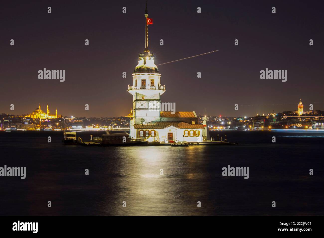 Jungfernturm bei Nacht mit Skyline von Istanbul in ıstanbul, türkei Stockfoto