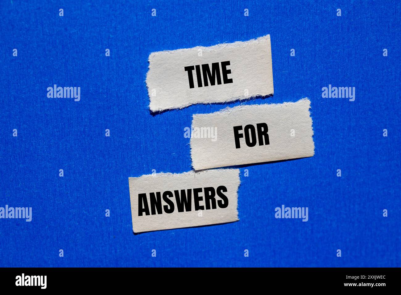 Die Nachricht „Zeit für Antworten“ wurde auf gerissenen Papierspitzen auf blauem Hintergrund geschrieben. Symbol für die konzeptionelle Zeit für Antworten. Kopierbereich. Stockfoto