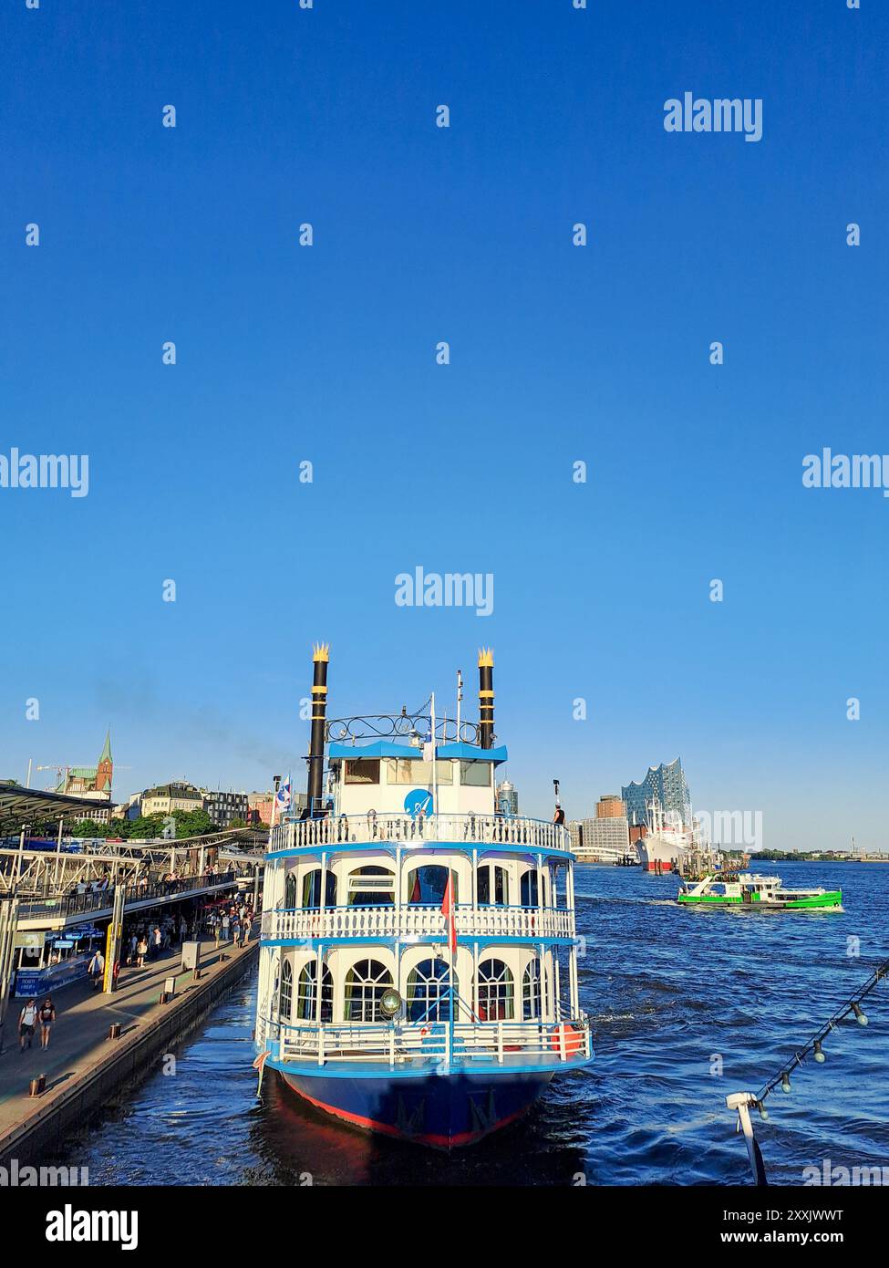 HAMBURG - 12. AUGUST 2024: Der Louisiana Star im Vintage-Stil im Hamburger Hafen Stockfoto