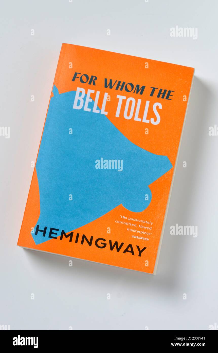 Ernest Hemingway Roman When the Bell tolls Taschenbuch-Version dieses klassischen Romans auf weißem Hintergrund von oben Stockfoto