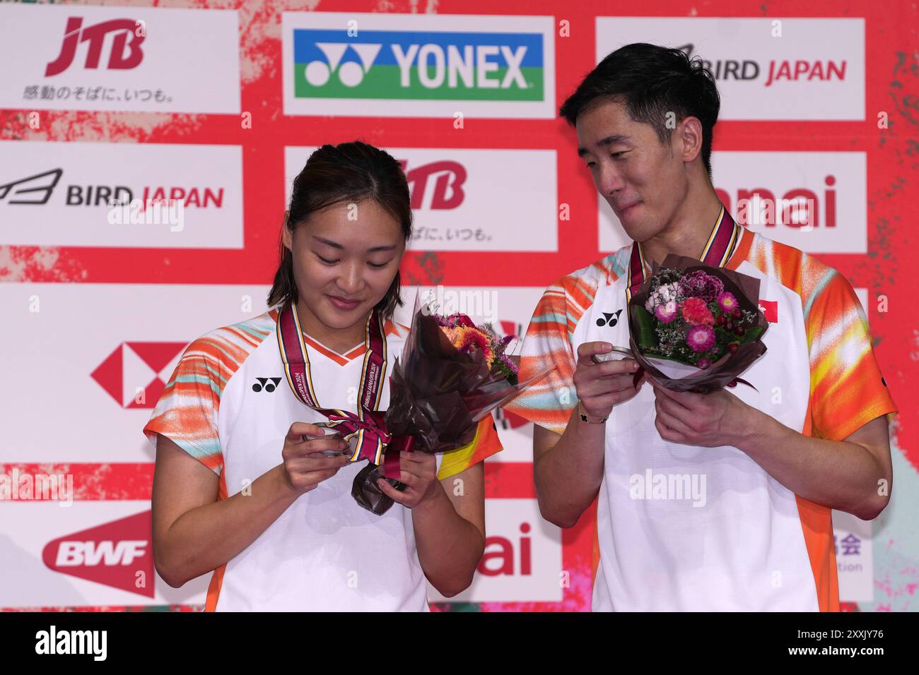 Yokohama, Japan. August 2024. Der Vizemeister Tang Chun man (R)/TSE Ying Suet von Hongkong aus China posiert für Fotos während der Siegerehrung des gemischten Doppel-Events bei den Japan Badminton Open 2024 in Yokohama, Japan, 25. August 2024. Quelle: Zhang Xiaoyu/Xinhua/Alamy Live News Stockfoto