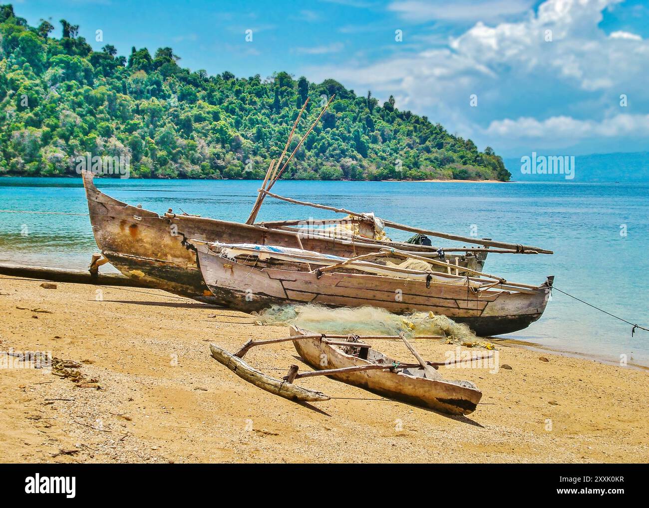 Traditionelle Holzfischboote an einem Sandstrand in Madagaskar Stockfoto