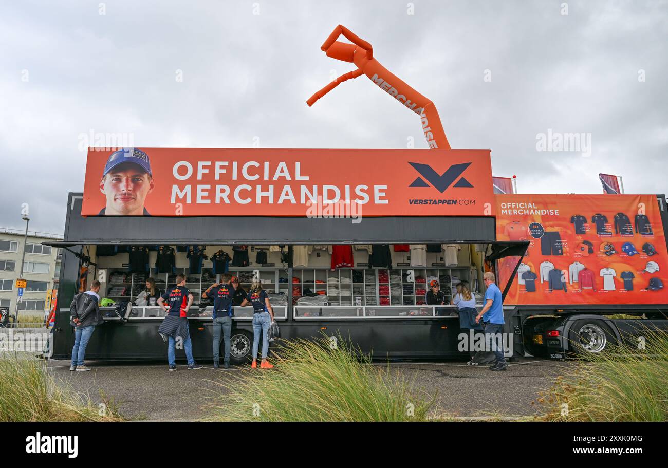 Zandvoort, Niederlande. August 2024. Formel-1-Fans sehen sich die Merchandise-Stände an, wenn sie am 24. August 2024 auf dem Circuit Zandvoort vor dem Grand Prix der Niederlande in Zandvoort ankommen. Das Formel-1-Rennen in Zandvoort findet am 25. August 2024 statt. (Foto: Mouneb Taim/INA Photo Agency/SIPA USA) Credit: SIPA USA/Alamy Live News Stockfoto