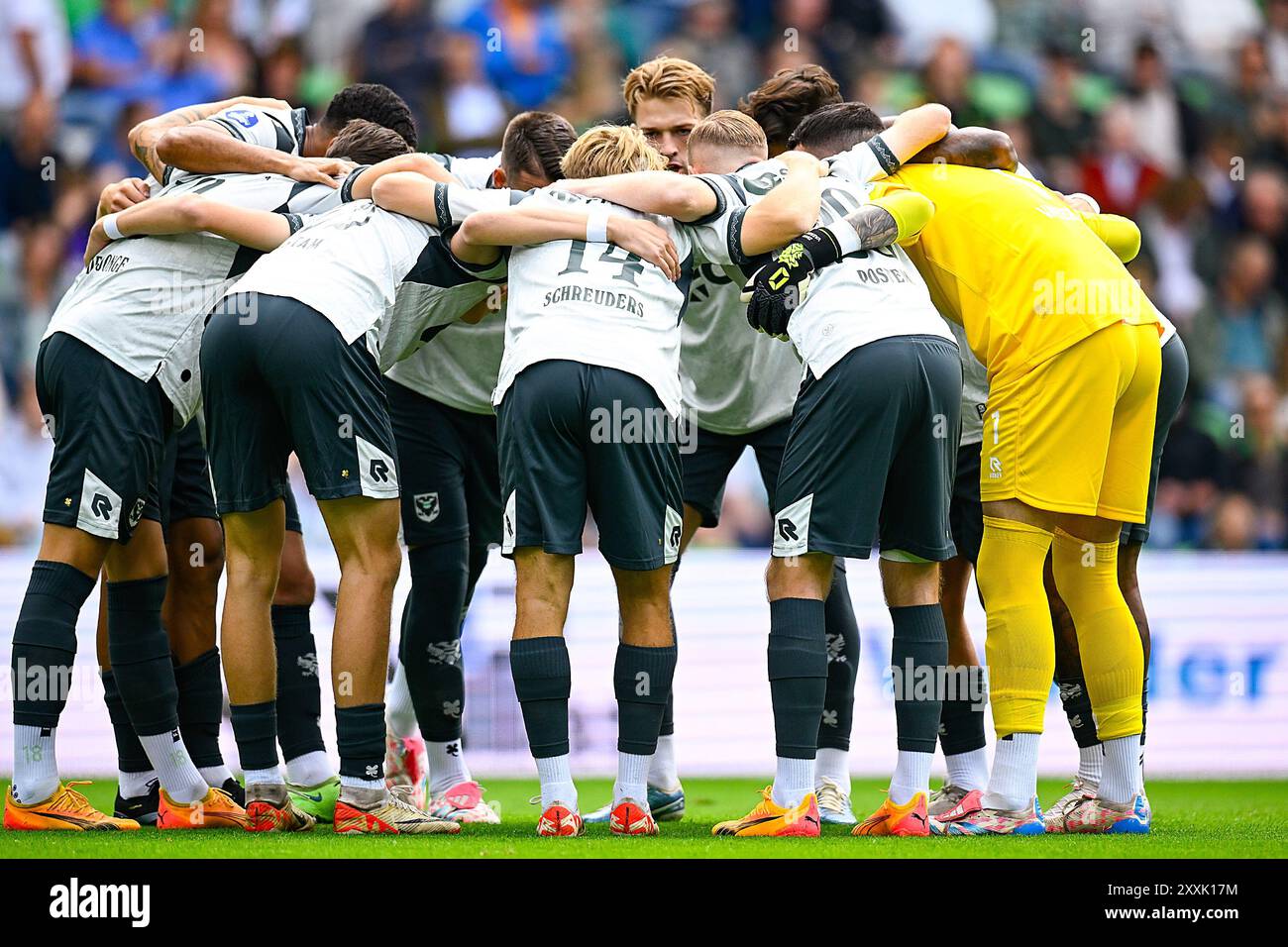 Groningen, Nederland. August 2024. GRONINGEN, 25-08-2024, Stadion Euroborg, Fußball, niederländische Eredivisie, Saison 2024/2025, Groningen - AZ, PEP Talk Groningen Credit: Pro Shots/Alamy Live News Stockfoto