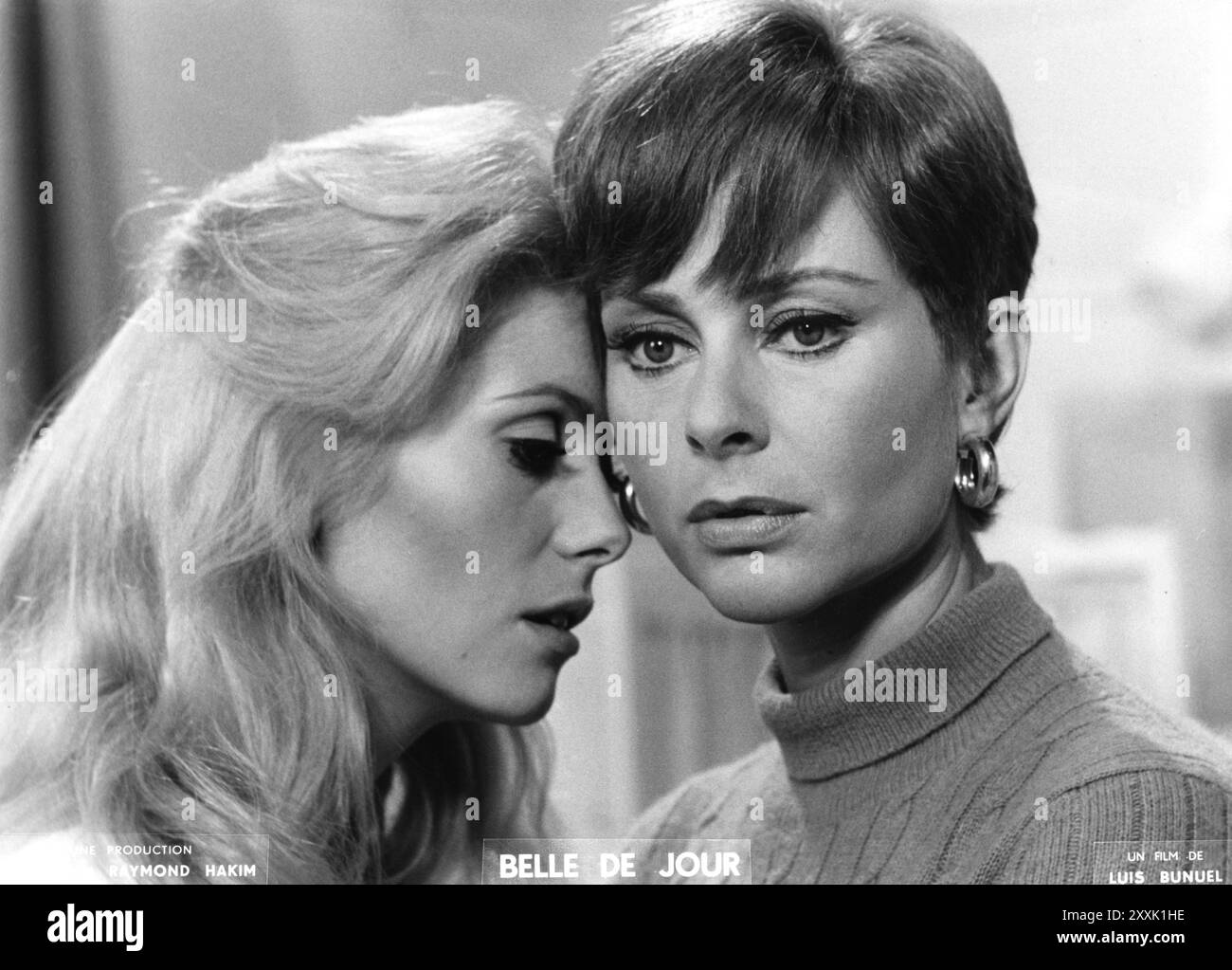 Die französische Schauspielerin CATHERIN DENEUVE iand GENEVIEVE ZEIGT eine Szene aus BELLE DE JOUR 1967 Regisseur LUIS BUNUEL Roman JOSEPH KESSEL produziert von Robert und Raymond Hakim Paris Film Production / Five Film Stockfoto