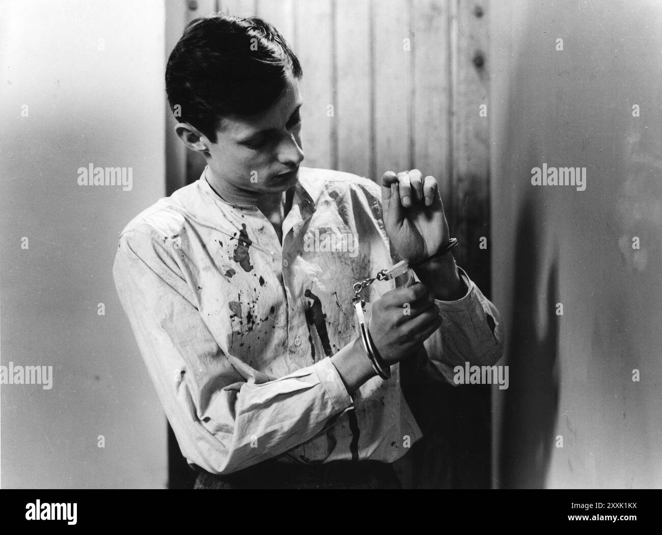 FRANCOISE LETERRIER in a Scene from A MAN ESCAPE / UN CONDAMNE A MORT S'EST ECHAPEE 1956 Regisseur ROBERT BRESSON Drehbuch von ROBERT BRESSON nach den Memoiren von ANDRE DEVIGNY Gaumont / Nouvelles Editions de Films (NEF) Stockfoto