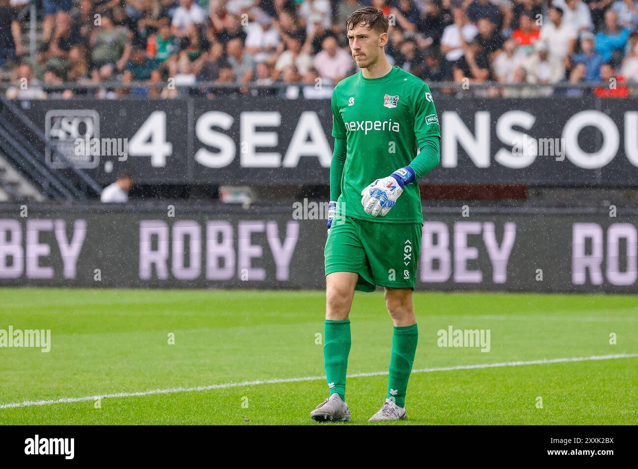 NIJMEGEN, NIEDERLANDE - 24. AUGUST: Torhüter Robin Roefs von NEC Nijmegen sieht beim niederländischen Eredivisie-Spiel zwischen NEC Nijmegen und PEC Zwolle im Goffertstadion am 24. August 2024 in Nijmegen an. (Foto: Raymond Smit/Orange Pictures) Stockfoto