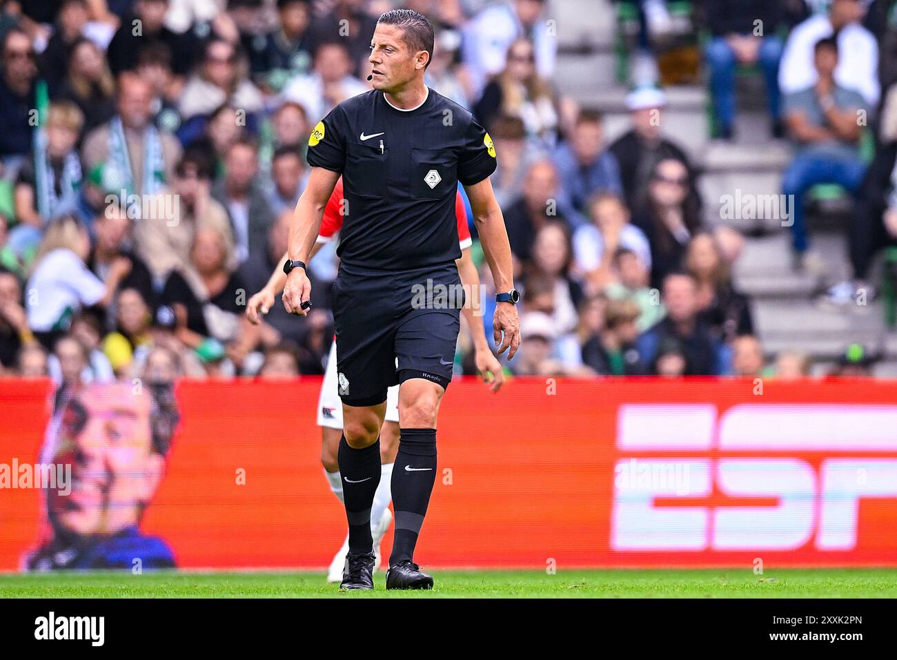 Groningen, Nederland. August 2024. GRONINGEN, 25-08-2024, Stadion Euroborg, Fußball, niederländische Eredivisie, Saison 2024/2025, Groningen - AZ, Schiedsrichter Jeroen Manschot Credit: Pro Shots/Alamy Live News Stockfoto