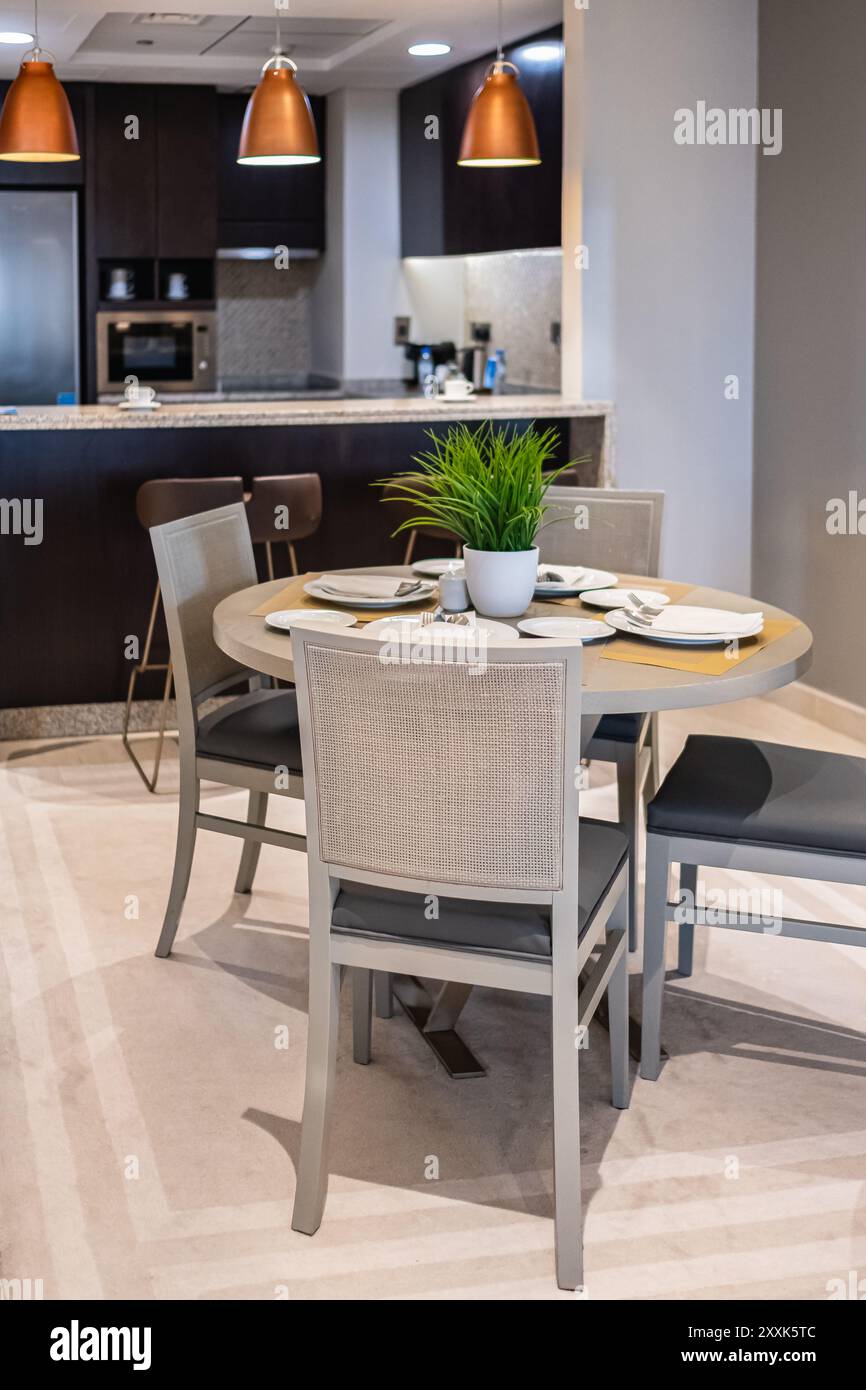 Modernes Innenhaus Wohn- und Essbereich. Stilvolle, gemütliche Küche und Esszimmer. Moderne Möbel mit Accessoires, Tisch und Stühlen Stockfoto